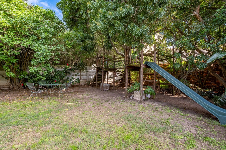 5 Bedroom Property for Sale in Summerstrand Eastern Cape